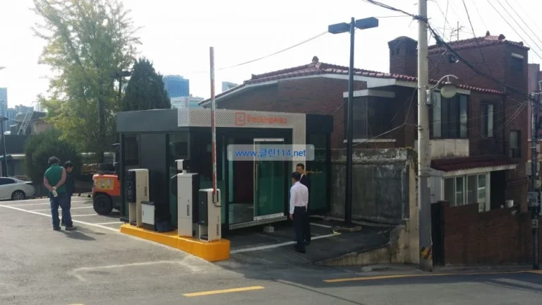 르메르디앙서울 호텔 근처에 설치된 흡연부스