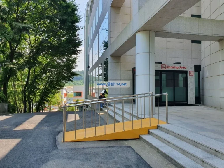 시흥시청에 실외 흡연부스 제작 사례