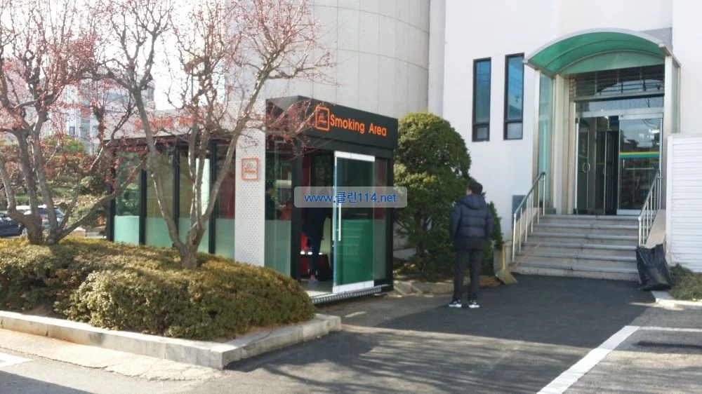 경북 안동시청에 설치된 흡연부스