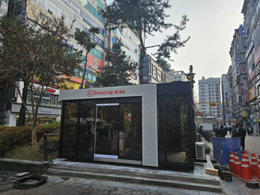 동탄 북광장에 흡연부스 설치 사례 모습