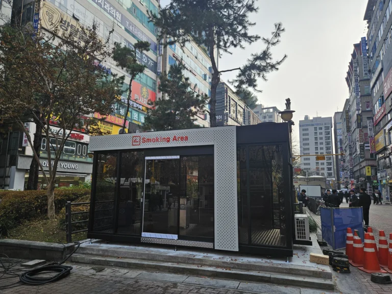 동탄 북광장에 흡연부스 설치 사례 모습